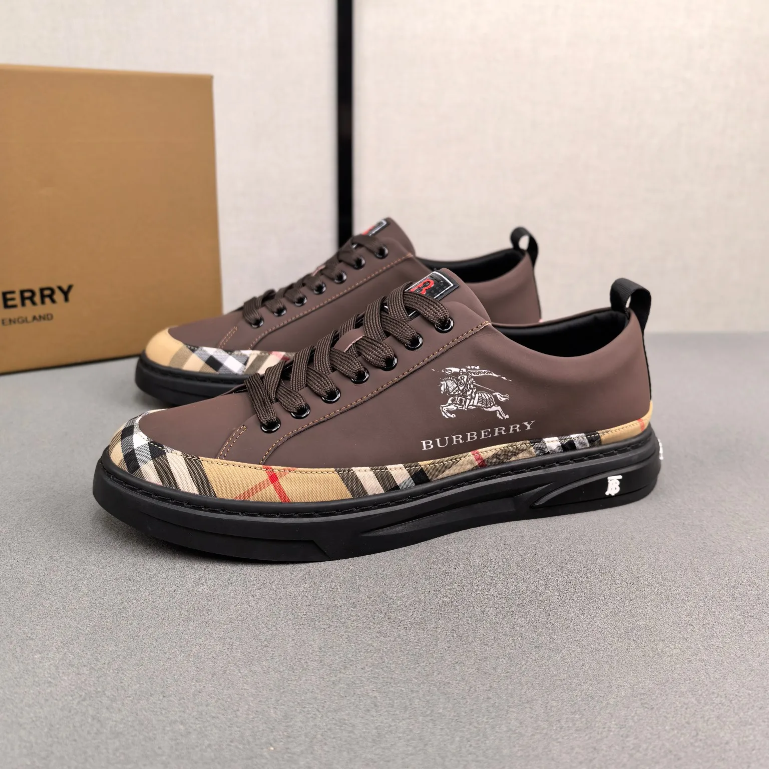 Burberry [Burberry] men's shoes 💰400💰. Fashionable sports and casual shoes, the upper is made of first-layer cowhide with plaid material, first-layer pigskin lining, and rubber outsole. Men's size 38-44.